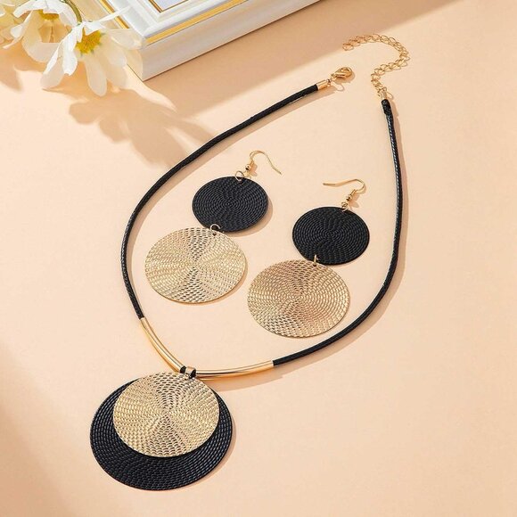 Lightweight Gold Pendant Necklace - Versatile Fashion Jewelry for Every Occasion - Picture 2 of 7